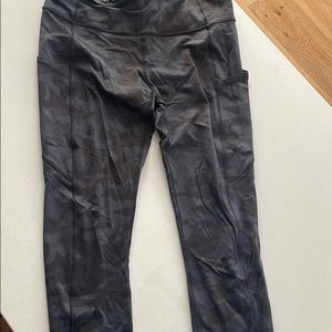 Lululemon 7/8 black camo leggings size 8